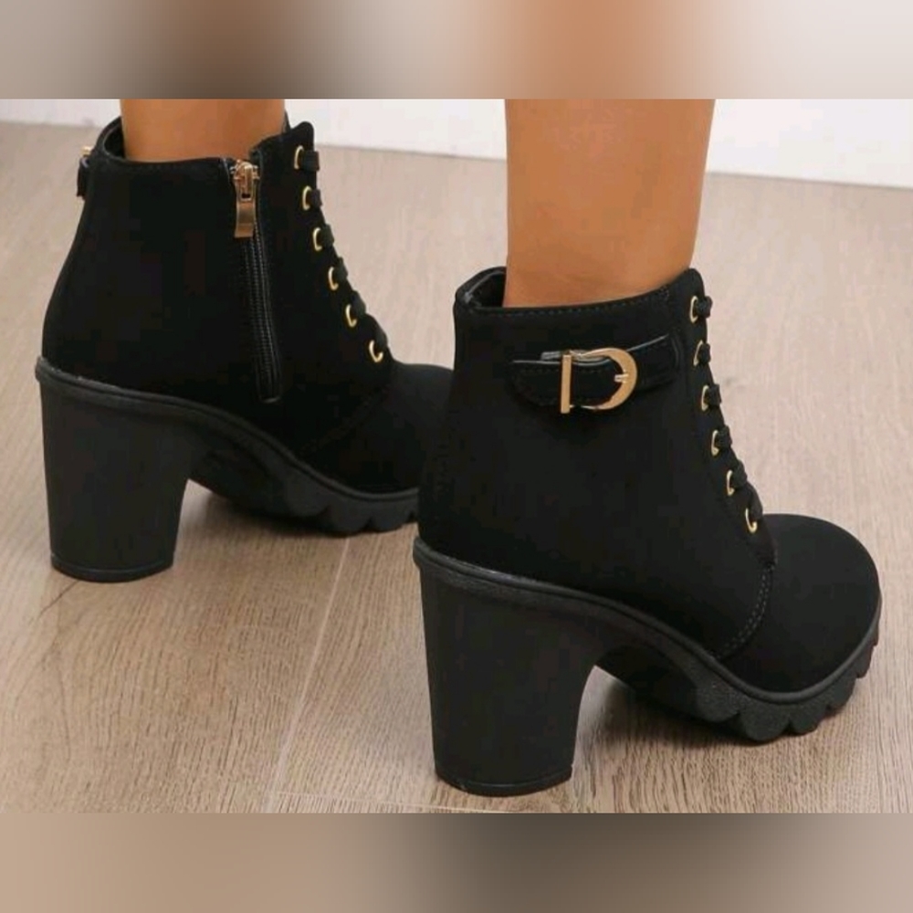 Girl's heeled black boots